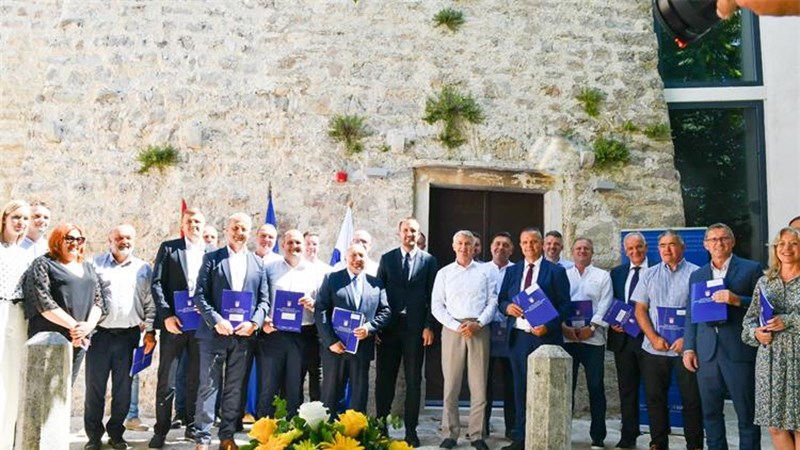 Ministar Erlić u Benkovcu uručio ugovore vrijedne 7,2 milijuna eura